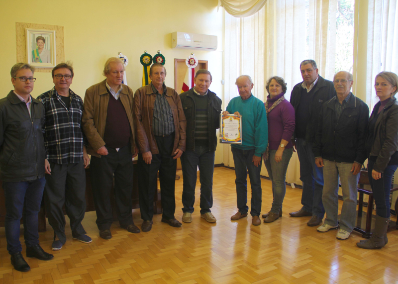 ARDUÍNO RAIMUNDO DALSENTER RECEBE DIPLOMA DE HONRA AO MÉRITO